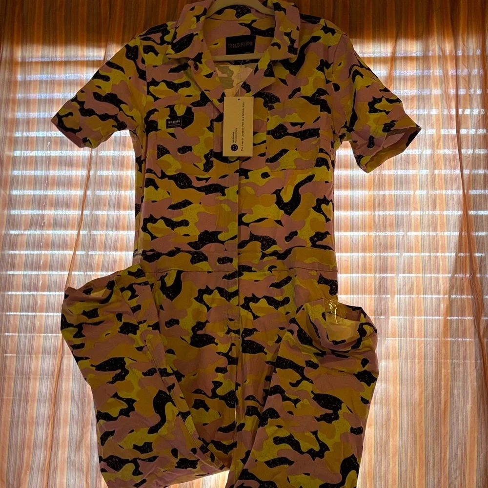 WILDFANG NWT The Essential Coverall in bright camouflage print Size Medium - Picture 2 of 12